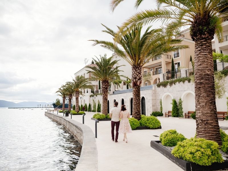 couple-travel-luxury-resort