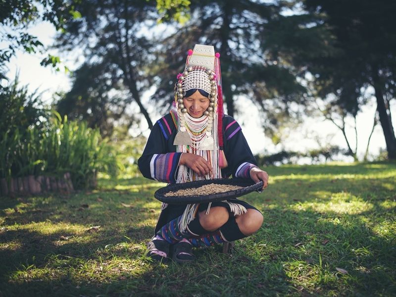 akha-using-a-winnowing-basket-separating-coffee