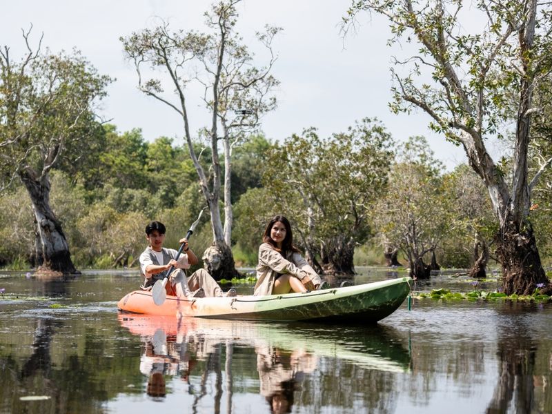 asian-attractive-romantic-young-couple-rowing-kaya