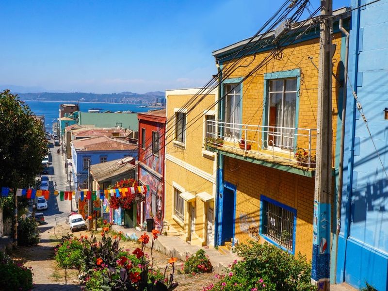 colorful-buildings-in-valparaiso-chile