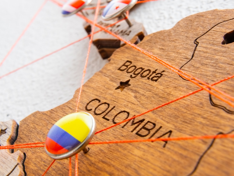 colombia-flag-pins-and-red-thread-for-traveling