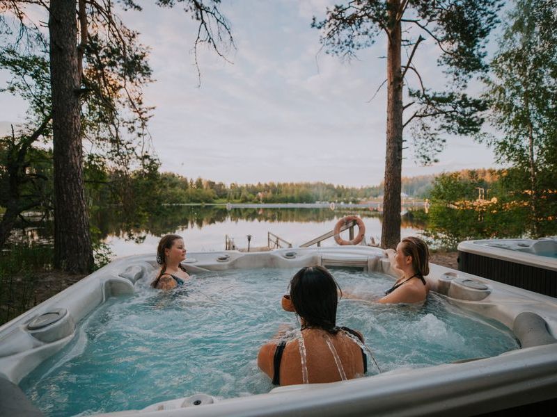 julia-kivela-jacuzzi