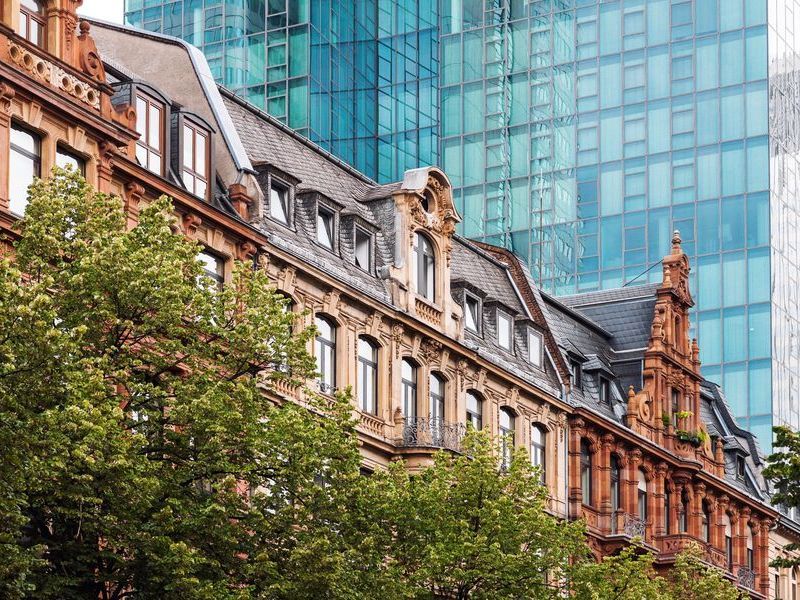 old-and-new-architecture-in-frankfurt-2026-01-07-00-15-46-utc
