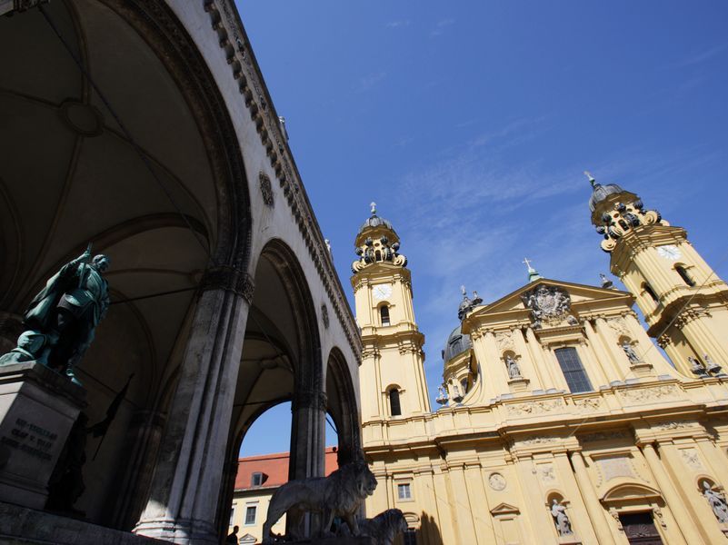feldherrnhalle-and-theatinerkirche-munich-german-2026-03-26-08-06-54-utc
