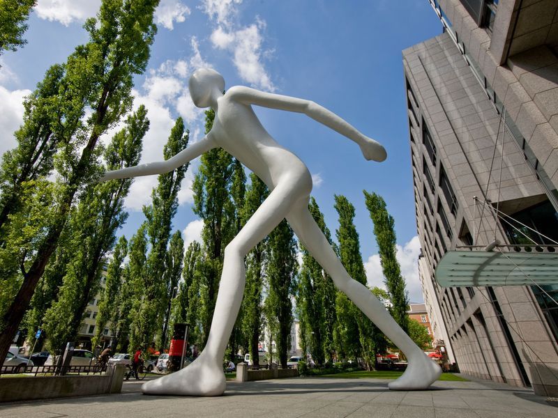 the-walking-man-sculpture-by-munich-re-offices-mu-2026-03-26-09-42-49-utc