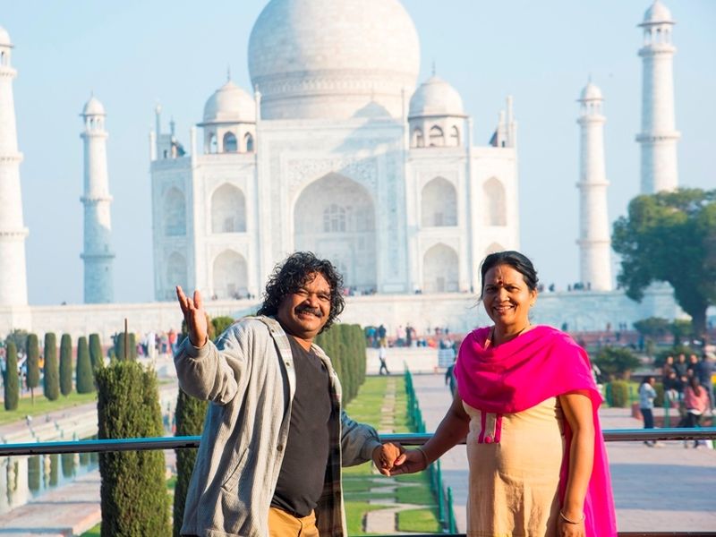 romantic-indian-couple-in-love-at-taj-mahal-agra