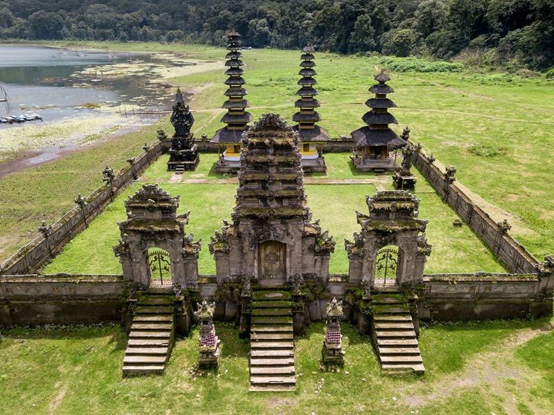 balinese-temple-in-the-mountains