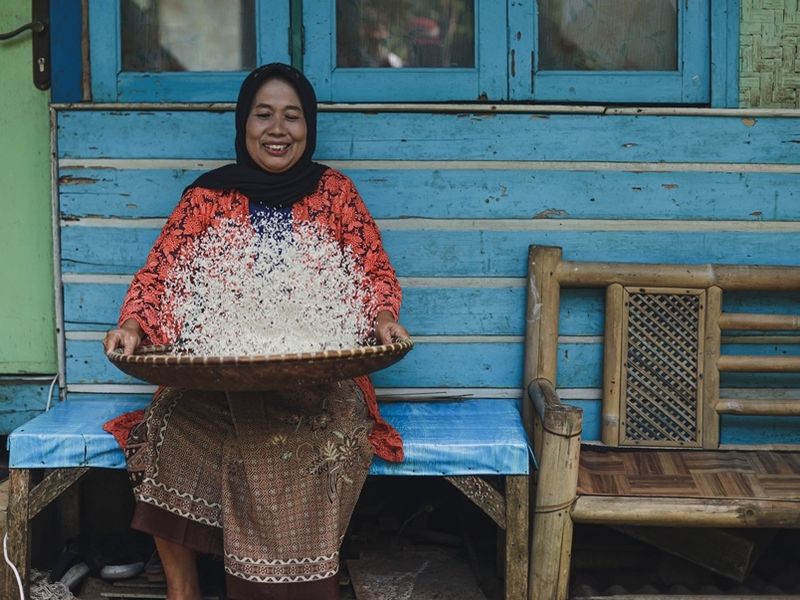 old-woman-sifting-a-rice