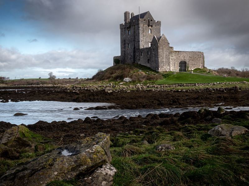 breathtaking-view-of-the-dunguaire-castle-in-kinva