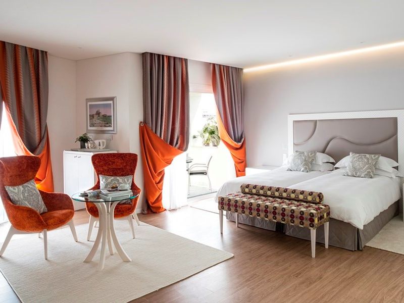 14_-_TV_Senior_Suite_White