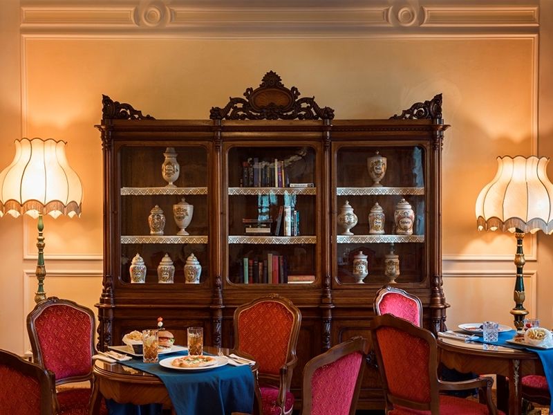 15_-_AGH_James_Bond_Bar