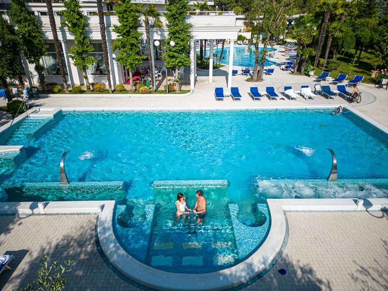 6_-_LR_Piscina_esterna