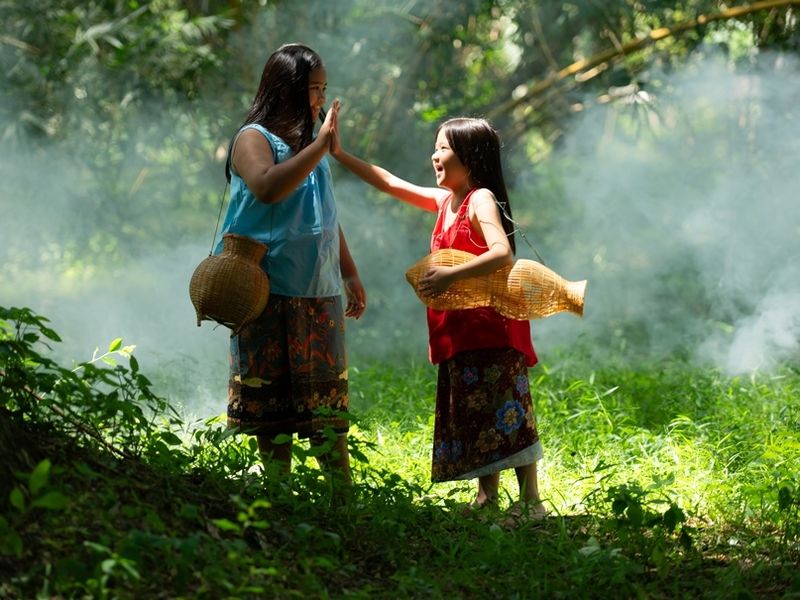 two-girls-asian-women-with-traditional-clothing