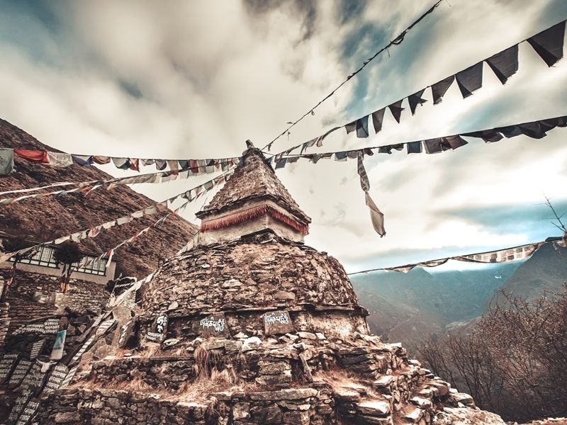 prayer-flags-and-buddhist-stupa-on-trekking-route