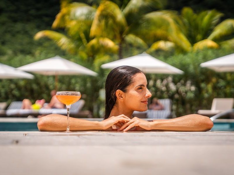Travel_Advisor_Asset-SSV-Lifestyle-Woman-Cocktail-Poolside