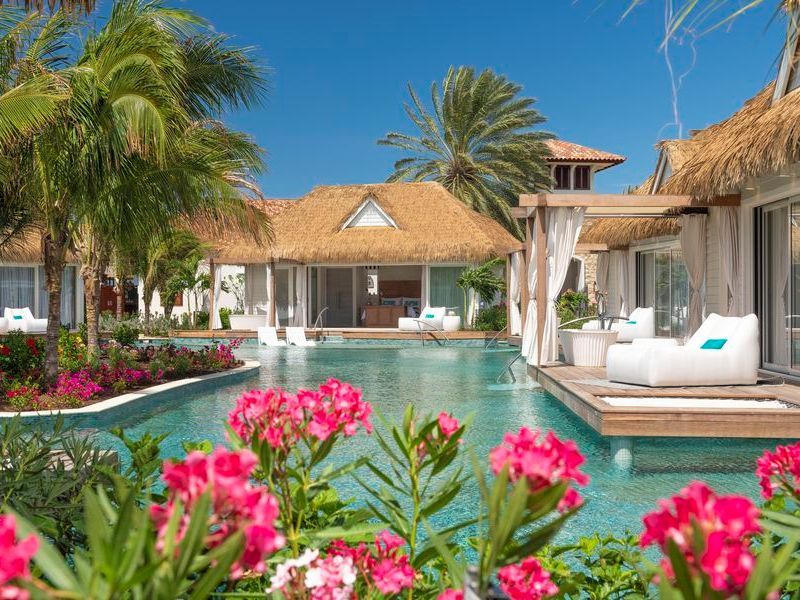 Travel_Advisor_Asset-SCR-Room-KB-Poolside