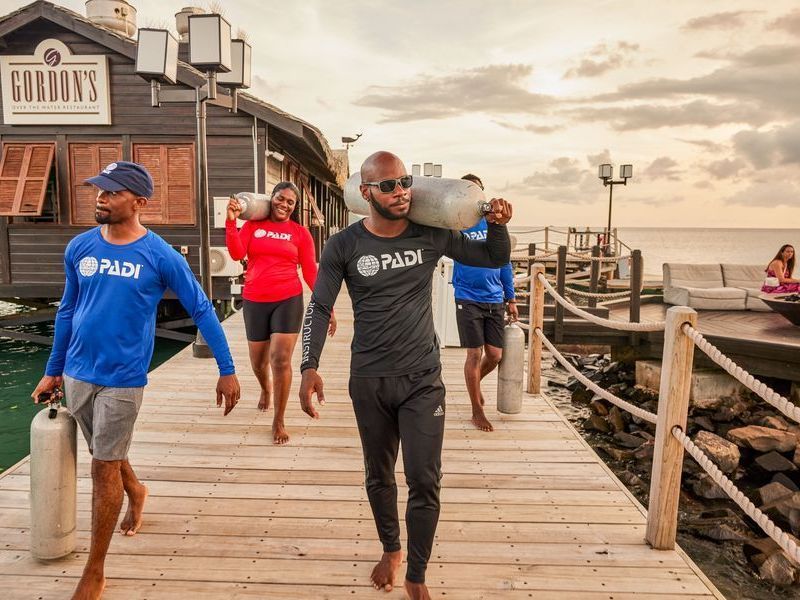 Travel_Advisor_Asset-Saint-Lucia-Scuba-PADI-Instructors-Walking-Tanks-21