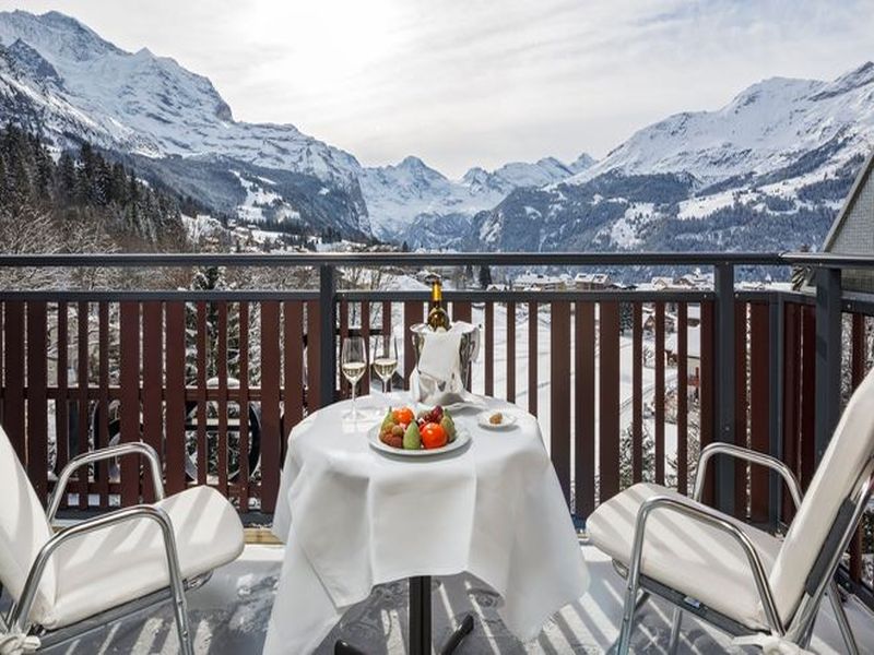 leonardo-1176356-6_Beausite_Wengen_HotelFotografch_Zimmer_Aussicht_01_S-image