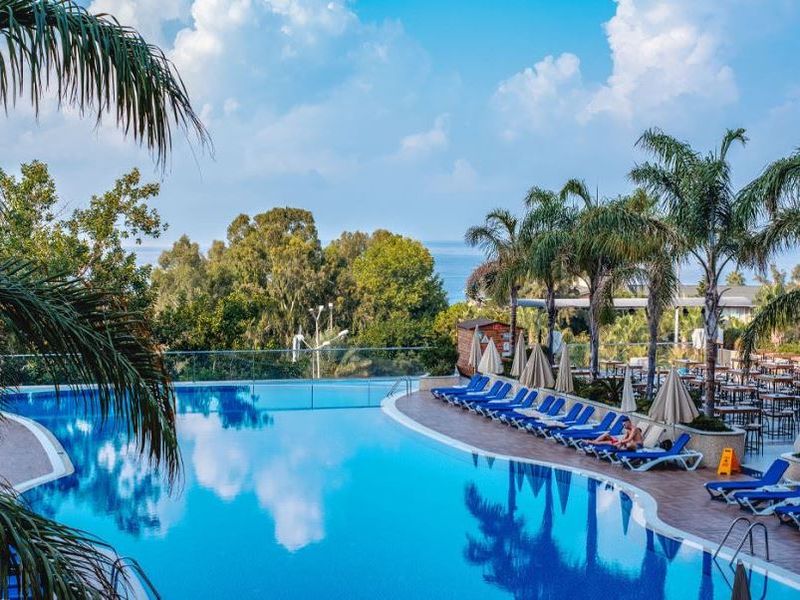 turcja-alanya-michell-hotel-spa-beach-club-adult-only-lezaki-przy-basenie