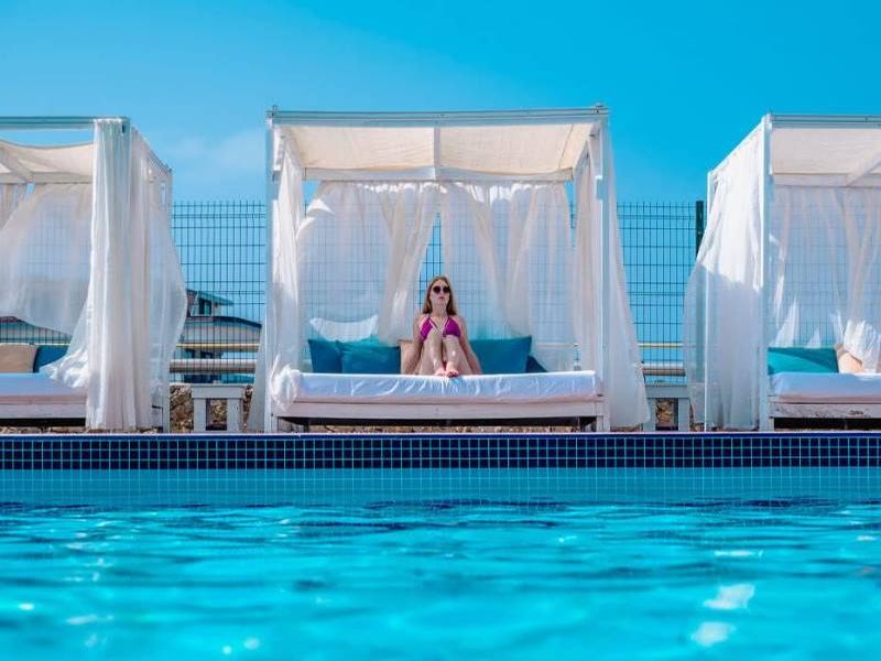 turcja-alanya-michell-hotel-spa-beach-club-adult-only-relaks-przy-basenie