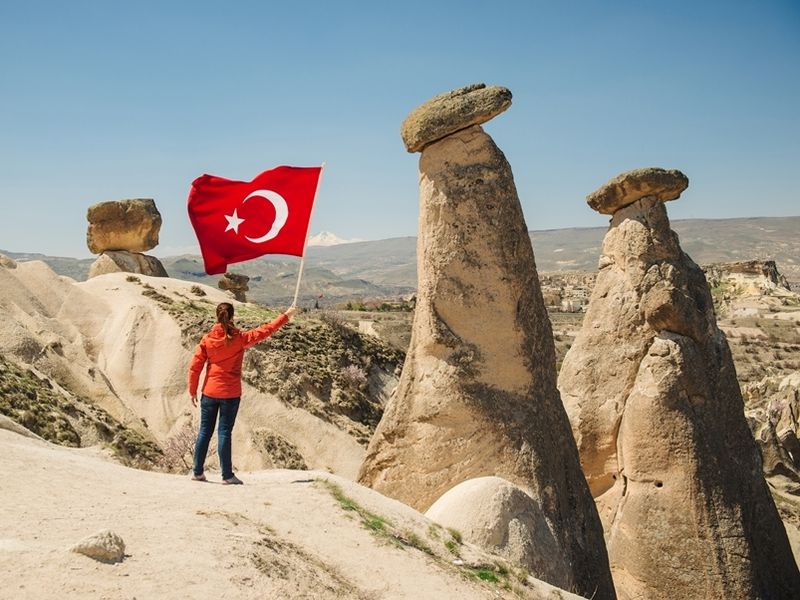 tourist-holding-turkish-national-flag-close-to-mus