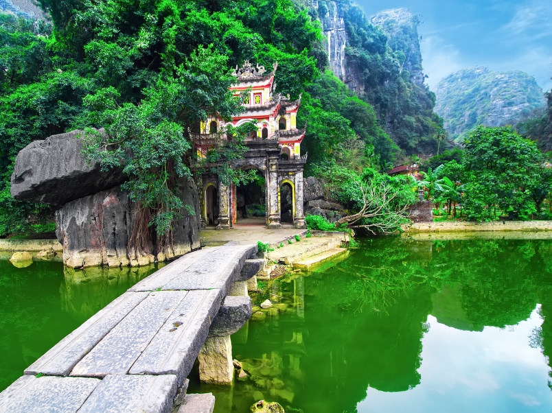 bich-dong-pagoda-gate-ninh-binh-vietnam